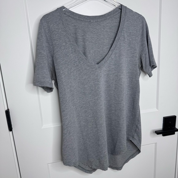 Lululemon Women's Love Tee V-Neck Short Sleeve Shirt Heathered Grey Size 8 - Picture 3 of 5